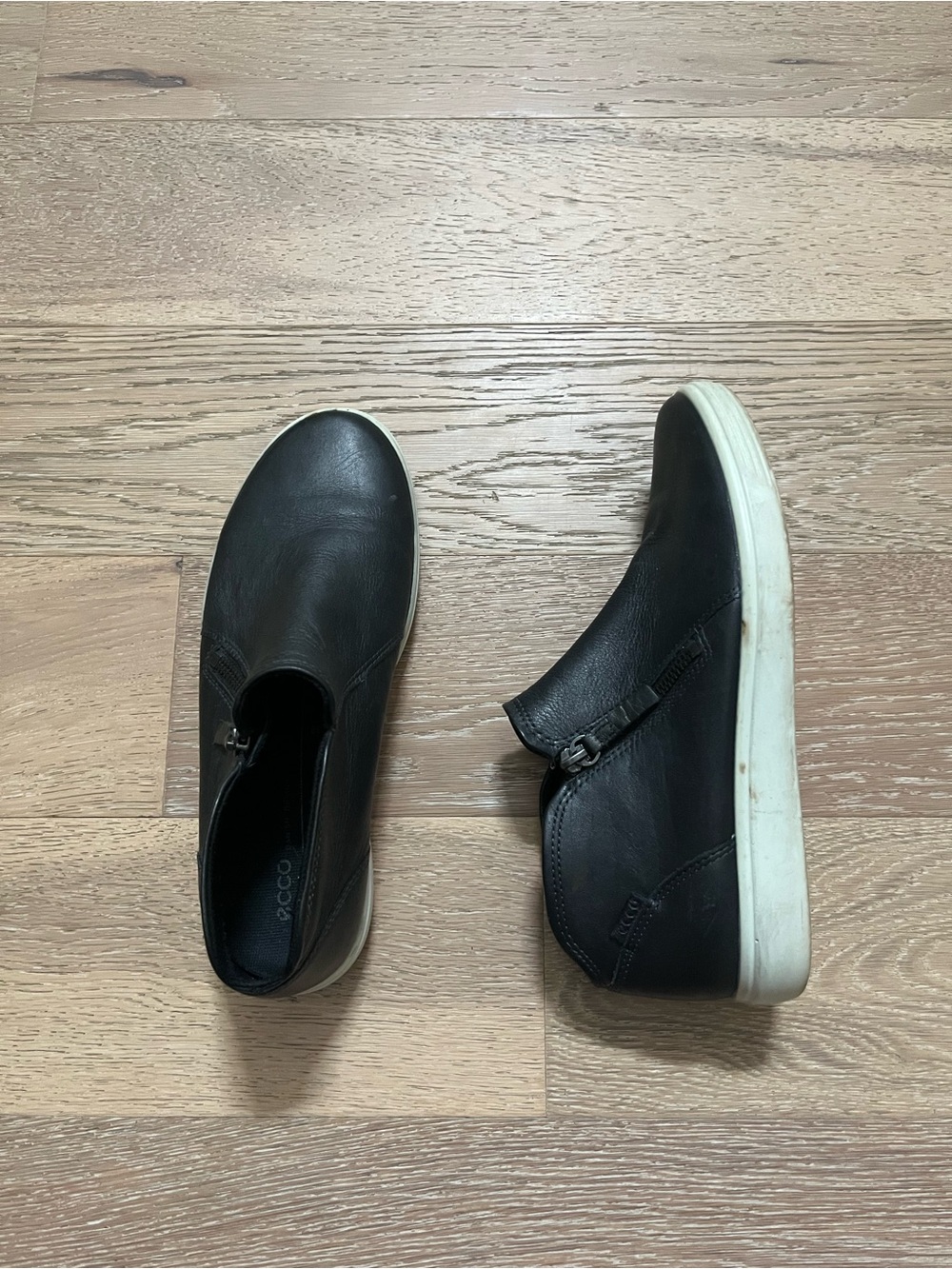 ECCO Women’s Black Casual Leather Slip-On Sneakers